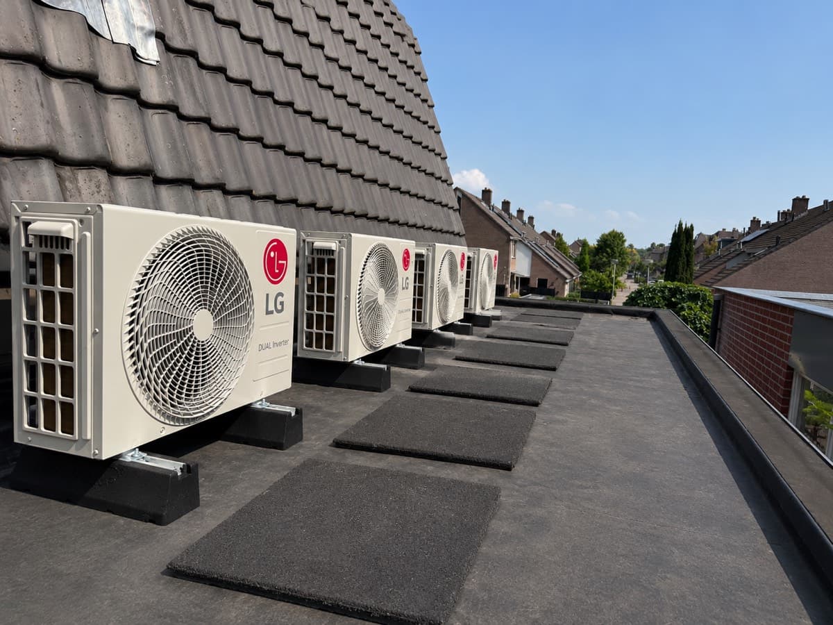 Meerdere LG buitenunits netjes geplaatst op een plat dak